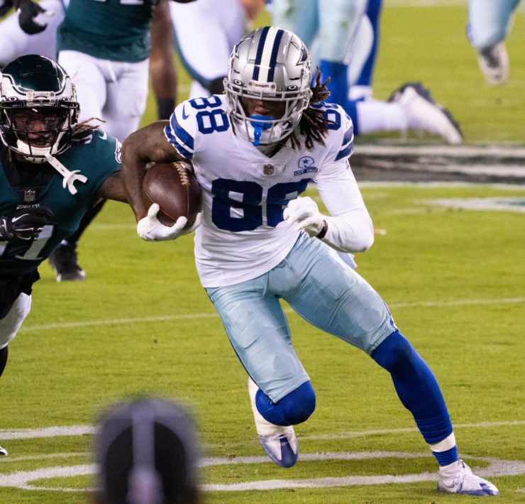 达拉斯牛仔宽接收器Ceedee LAMB尝试用球与费城Eagles冲击。