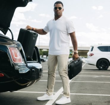 西雅图Seahawks四分卫罗素威尔逊抛出水牛票。