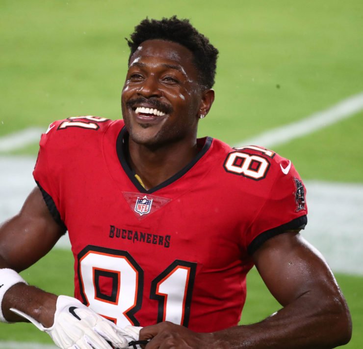 坦帕湾海盗宽接收器安东尼奥·棕色被描绘为新奥尔良圣徒。