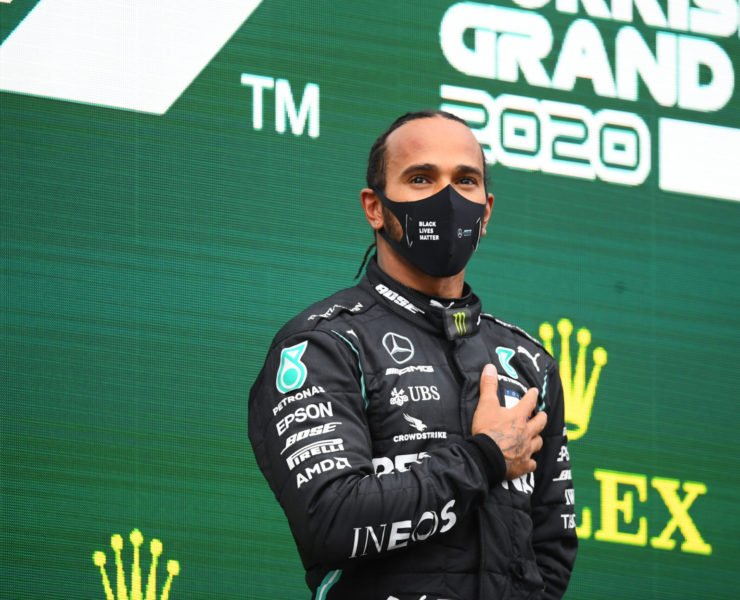 梅赛德斯驾驶员刘易斯·汉密尔顿在赢得土耳其国民博客上获奖